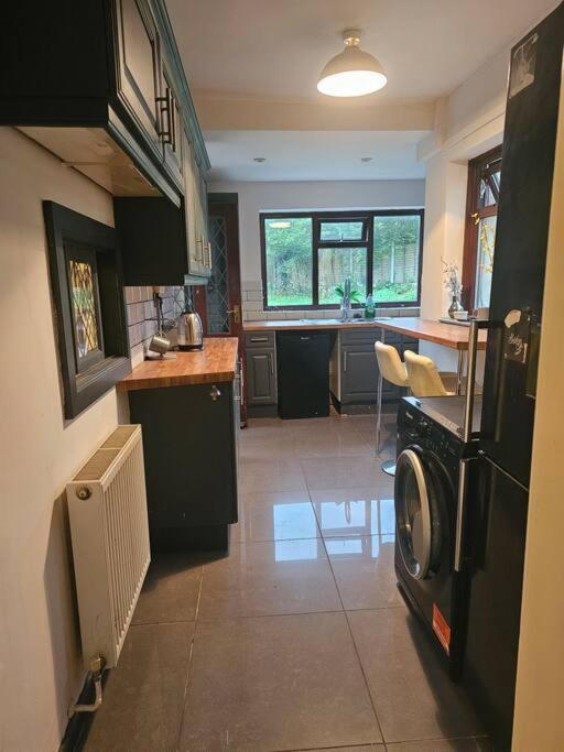 Quiet Family Home Tettenhall Экстерьер фото