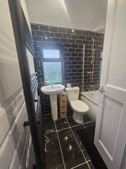 Quiet Family Home Tettenhall Экстерьер фото